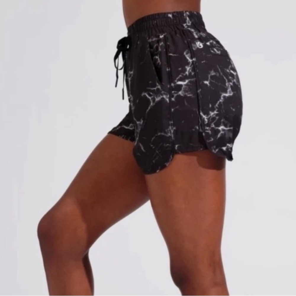 BUFFBUNNY Black Marble Flow Shorts NWT Small - Picture 2 of 9
